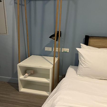 Simply Sleep Hostel Bangkok Exteriör bild